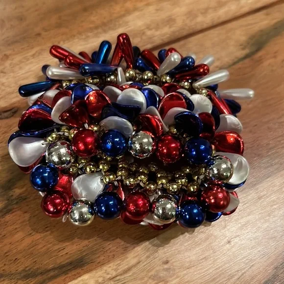 Red white blue patriotic USA flag & soldier broach (2) w/ gold back & bracelets - Picture 9 of 16